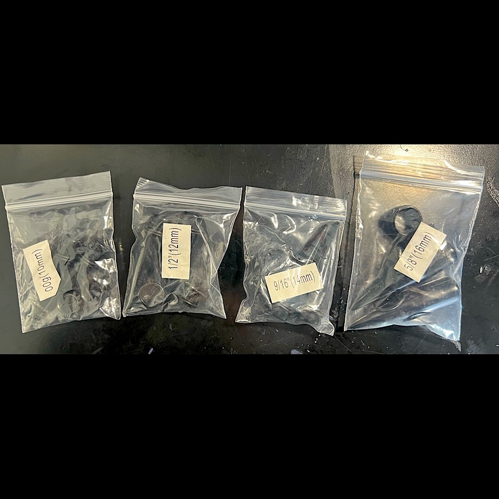 Stretching kit for ear gauges. Sizes 00g (10mm)- 5/8” (15mm”